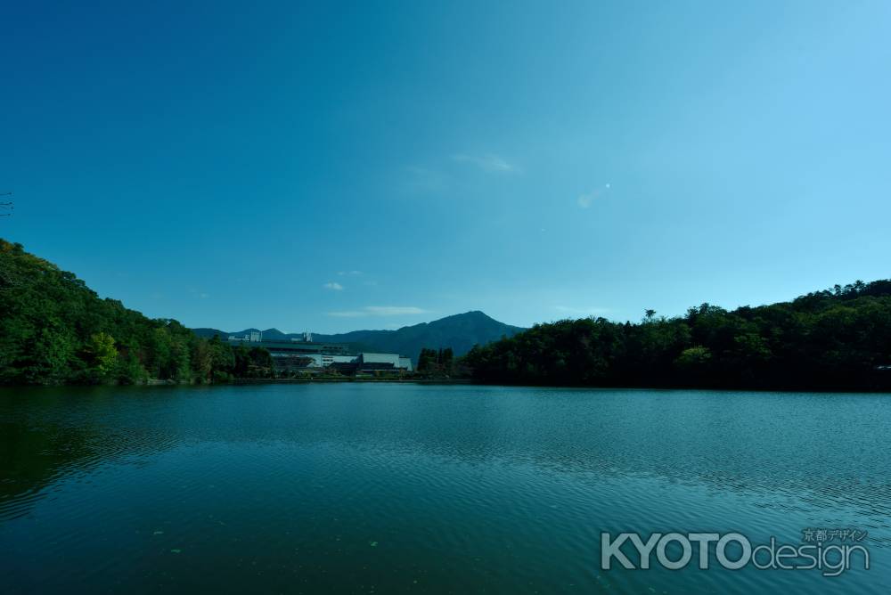 遠くに比叡山