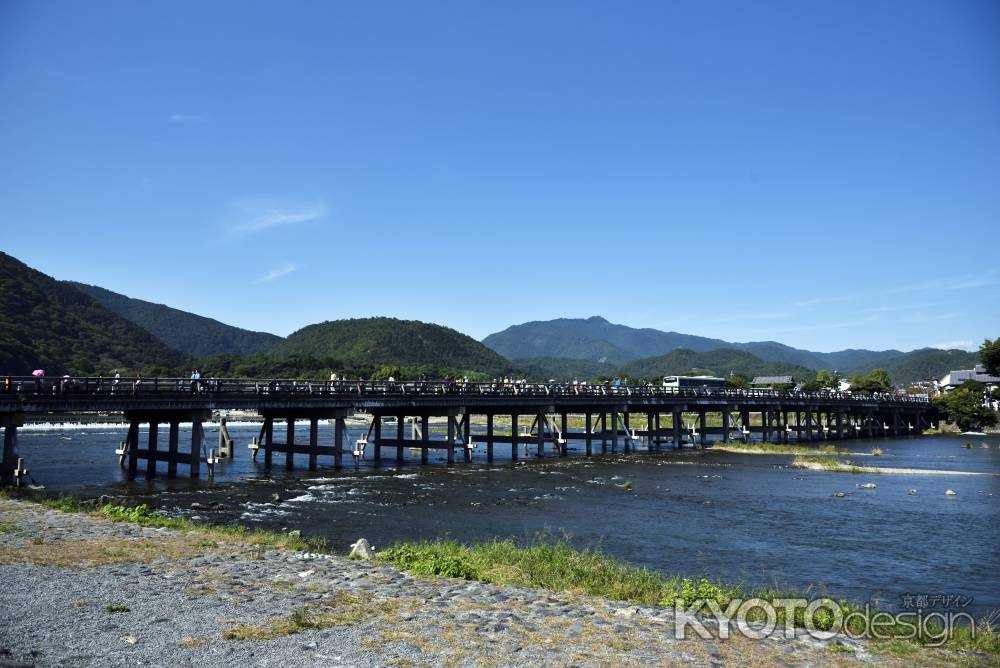 秋空の渡月橋