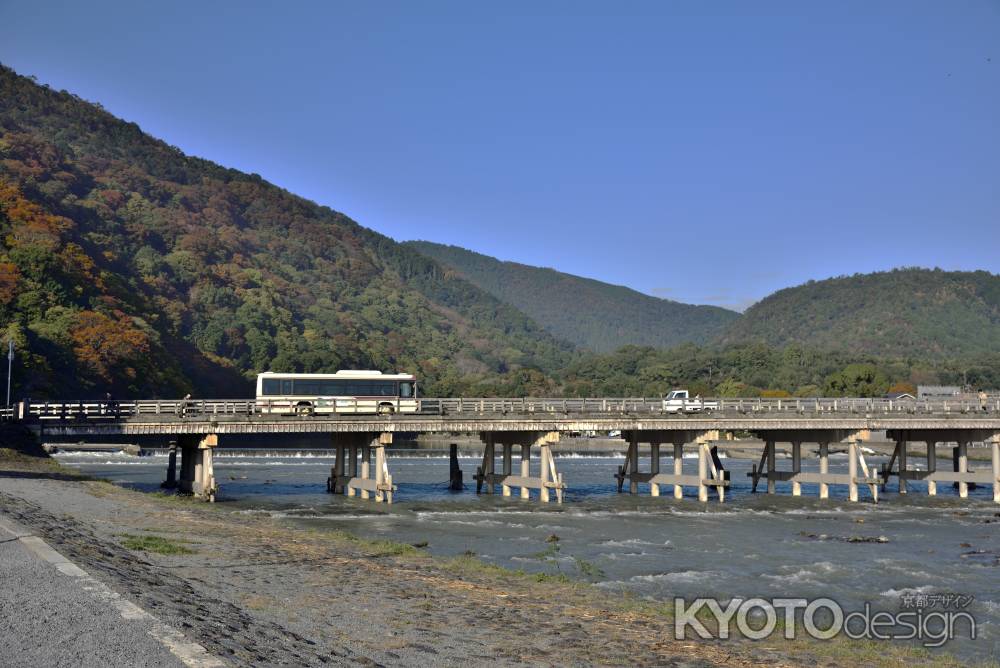 渡月橋越しに、紅葉の始まり