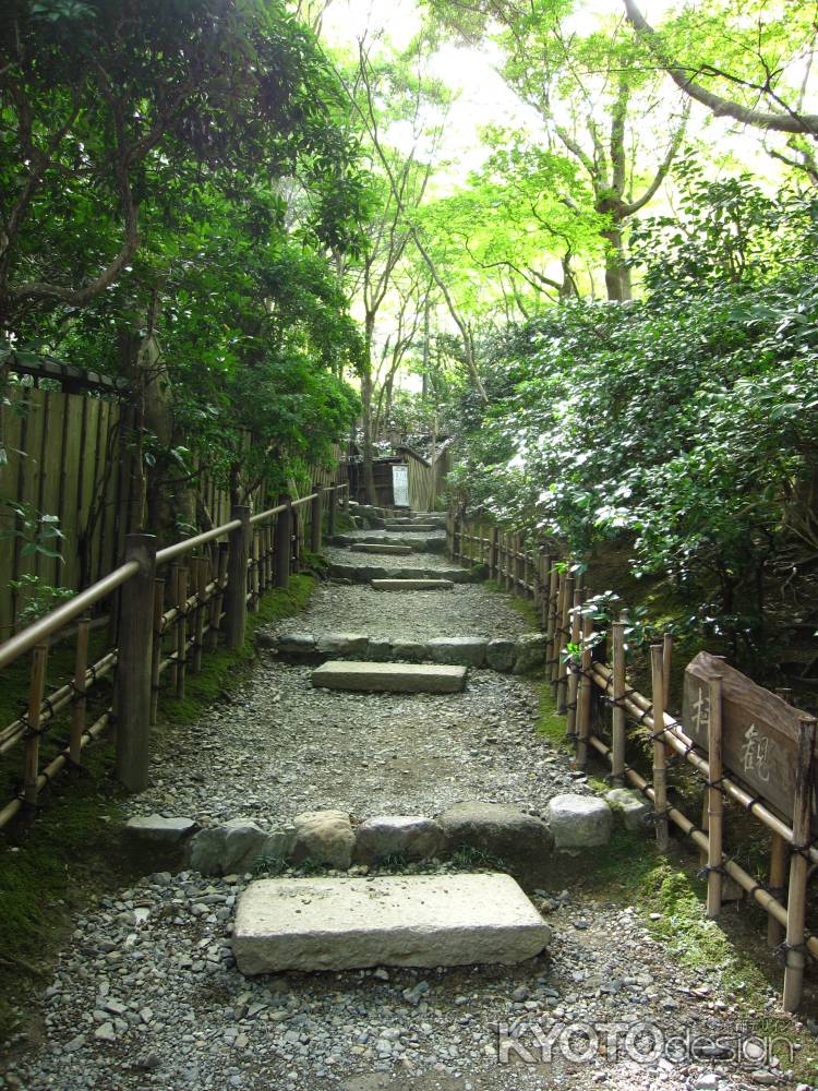 祇王寺と滝口寺に続く細道