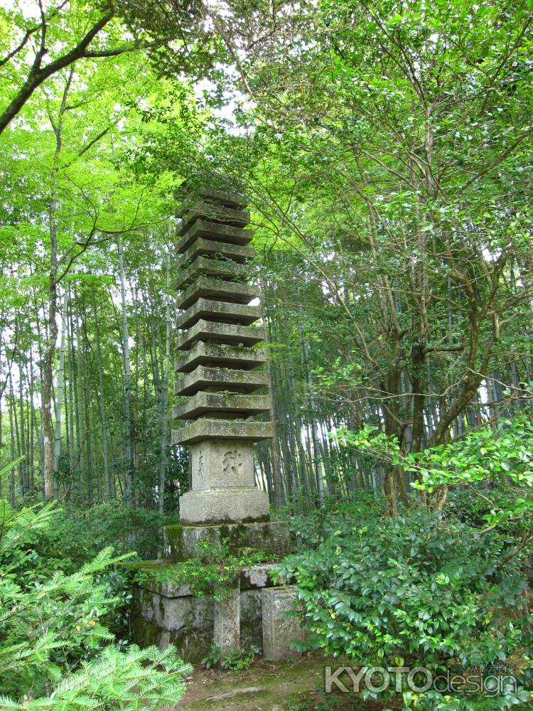 平家一門の供養塔（滝口寺）