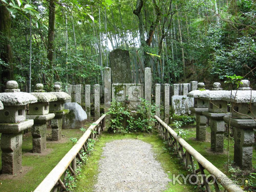 新田義貞の首塚（中央奥）