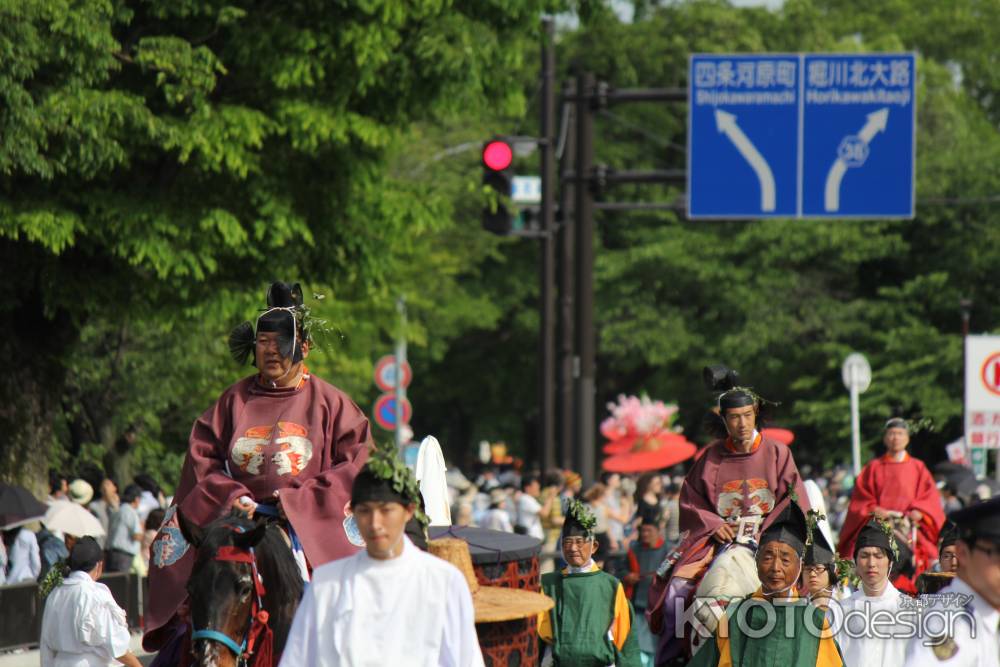 初夏の街道沿い行進