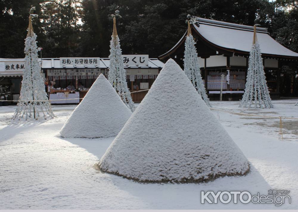 雪を羽織った立ち砂　上賀茂神社