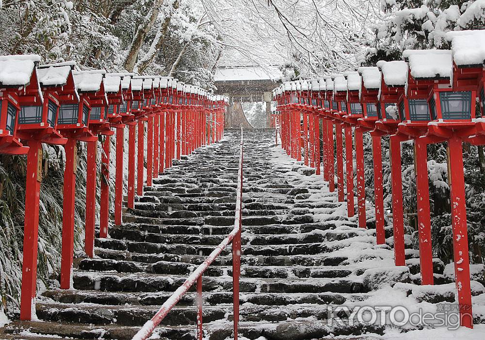 朱塗りの灯籠に雪が舞う（貴船神社の参道）