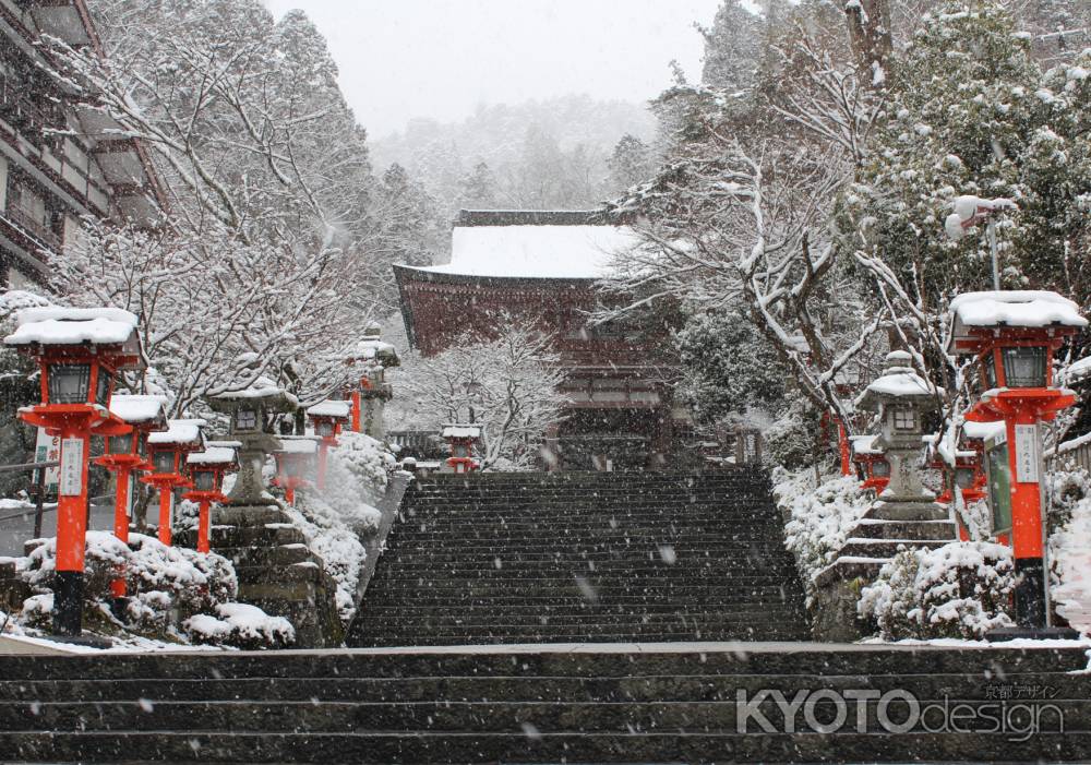 雪が舞う鞍馬寺の仁王門