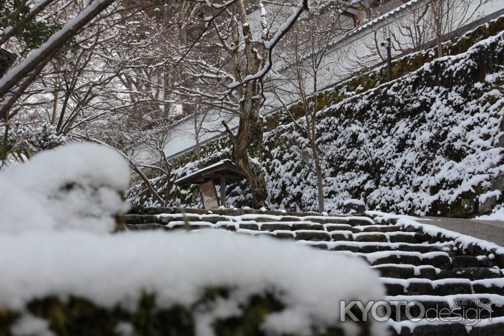 雪の三千院門前