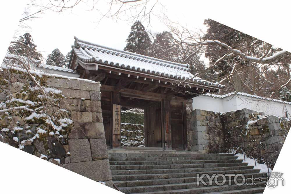 三千院雪の山門