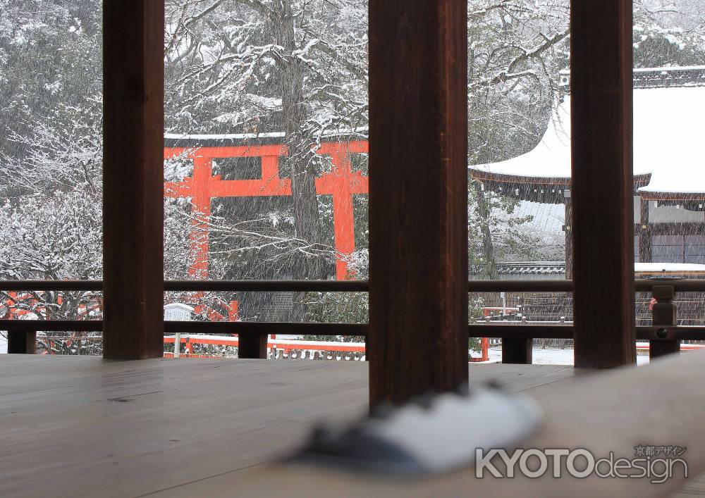 雪降る下鴨神社の境内