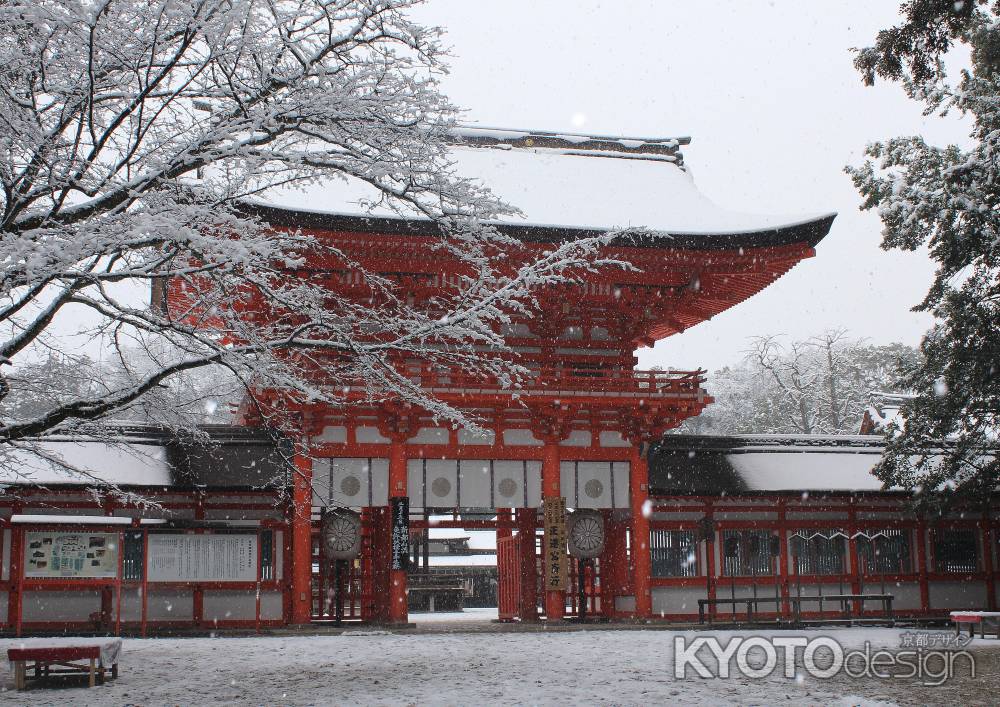 雪が舞う楼門（世界文化遺産／下鴨神社）