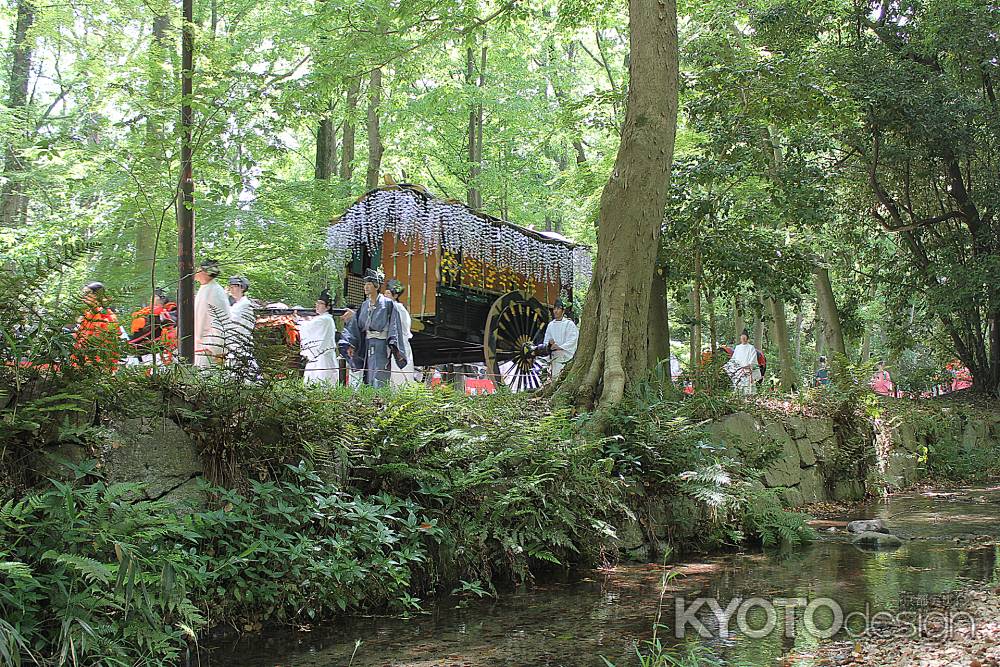 糺の森を進む葵祭りの牛車