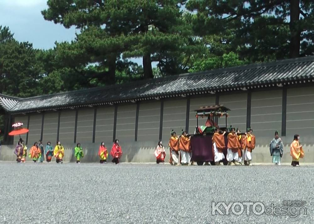 葵祭りの斎王代列が御所を出発