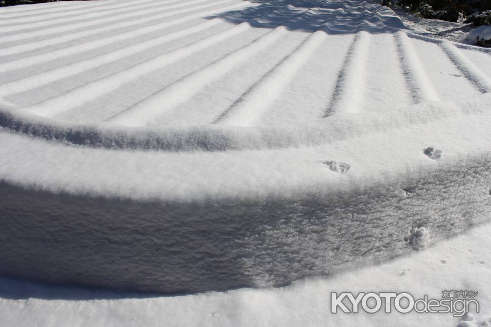 雪に覆われた銀閣寺の銀沙灘