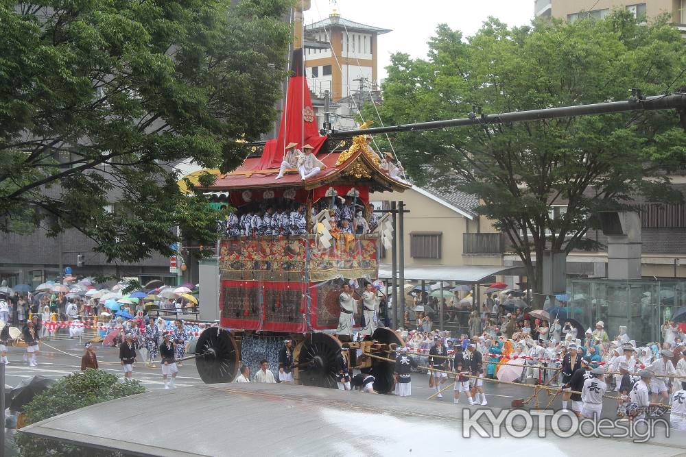 雨の中山鉾巡行