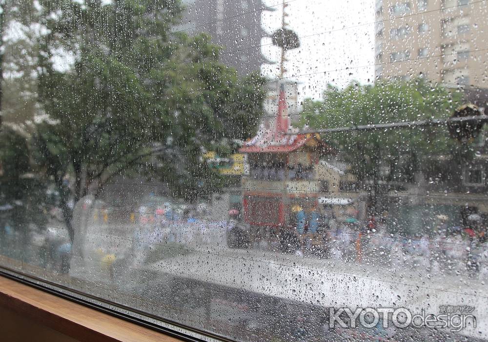 大雨の中をゆく山鉾