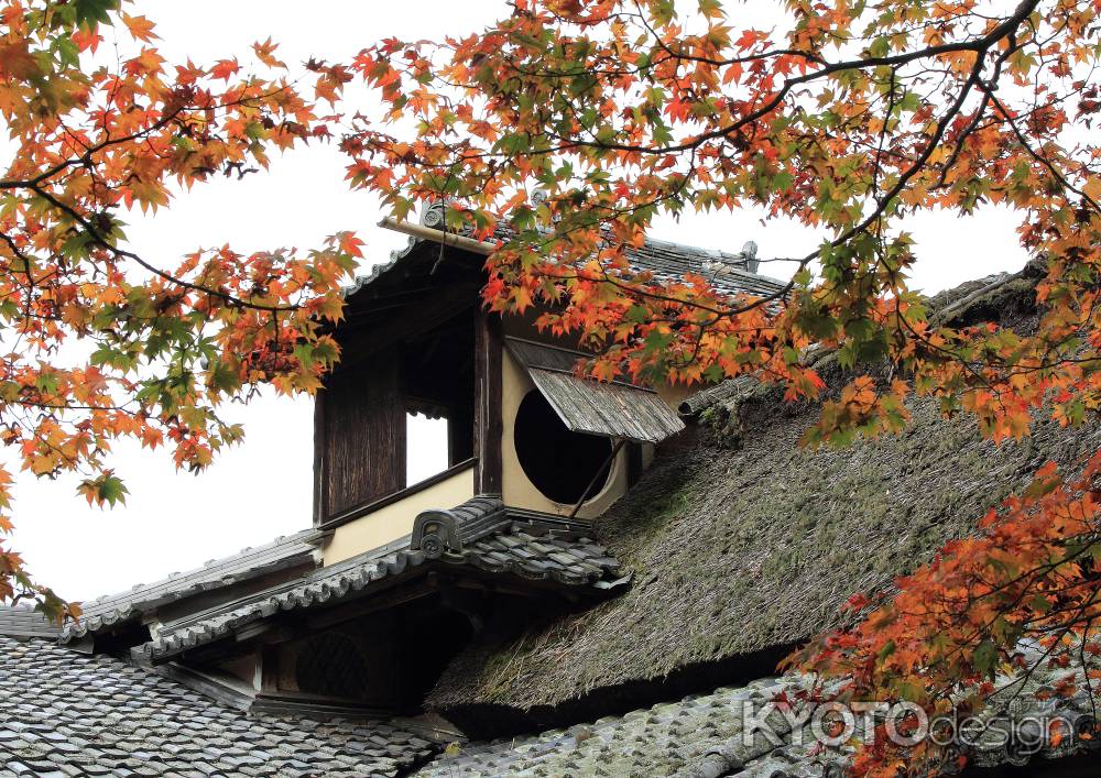 紅葉につつまれた嘯月楼　詩仙堂の上楼