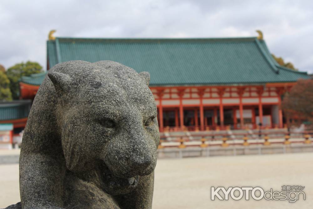 平安神宮の手水所の白虎