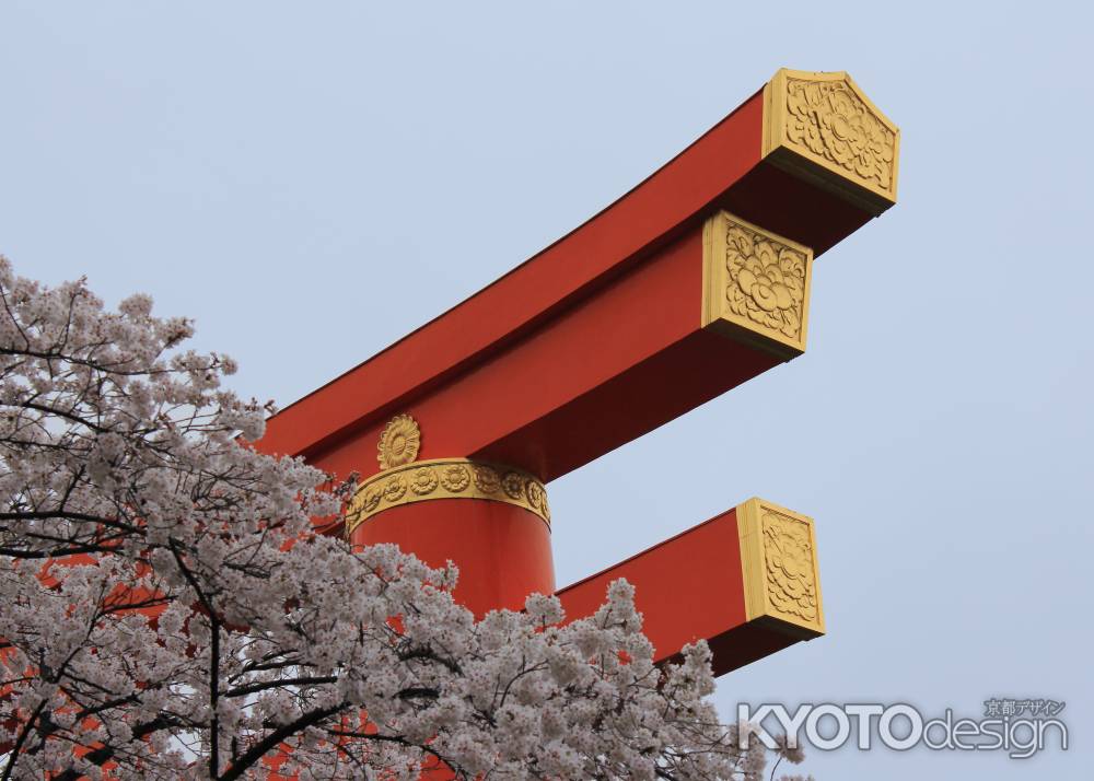 平安神宮の大鳥居と桜