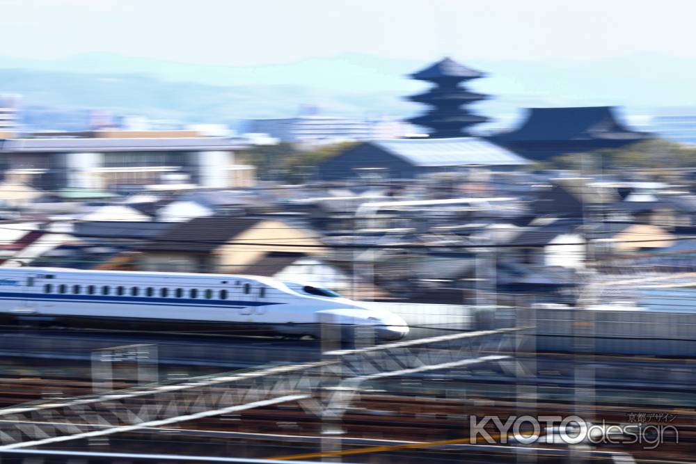 東寺の塔をバックに走る新幹線