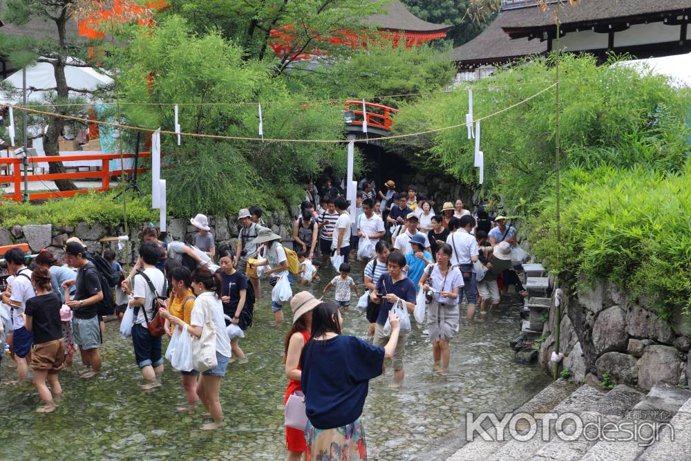 御手洗池の湧き水に足をつける