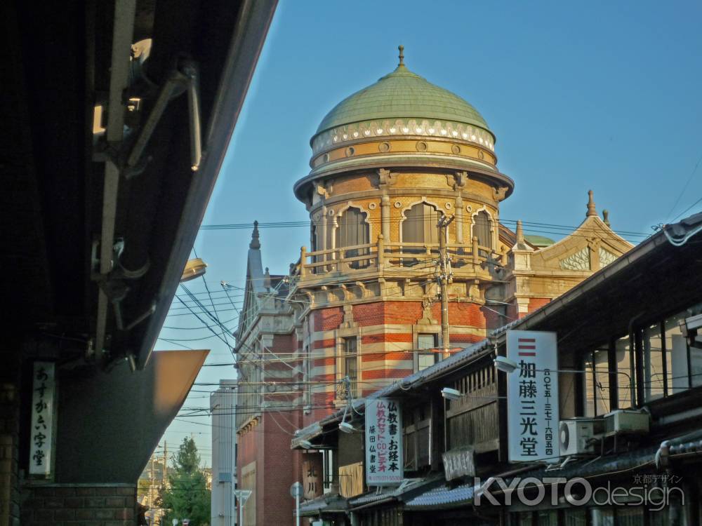 街並みに佇む本願寺伝道院