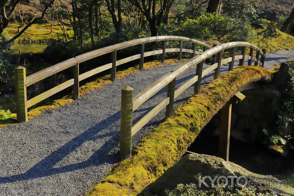 北池に架かる紅葉橋