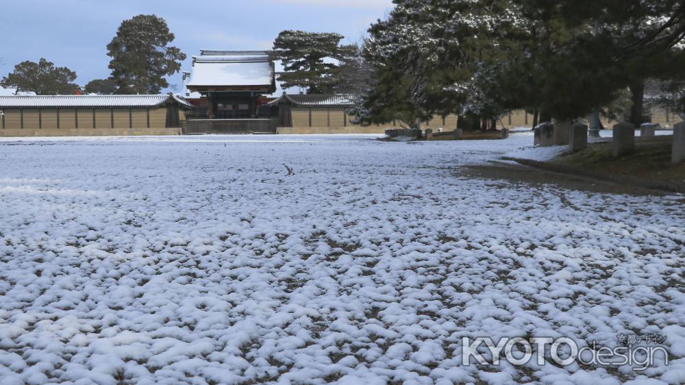 京都御苑が雪化粧