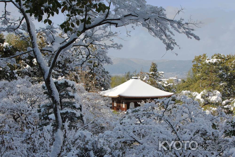 雪を被った観音殿（銀閣）