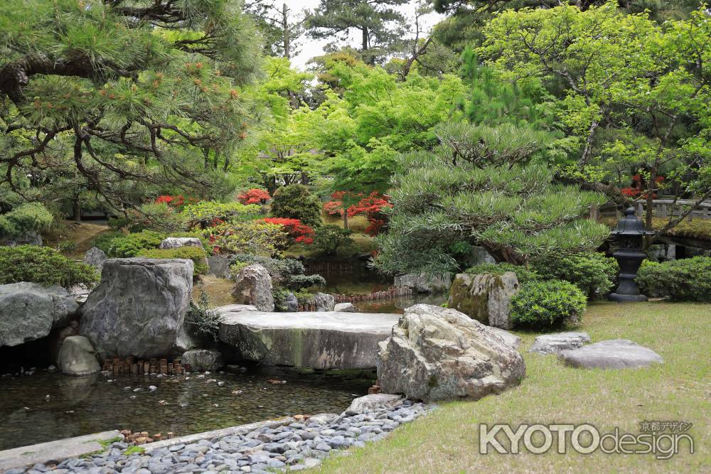 水の流れる京都御所の御内庭