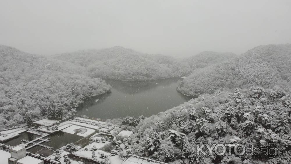 雪を羽織った国際会館庭園