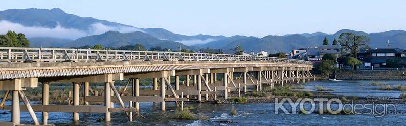 朝日に照らされる渡月橋