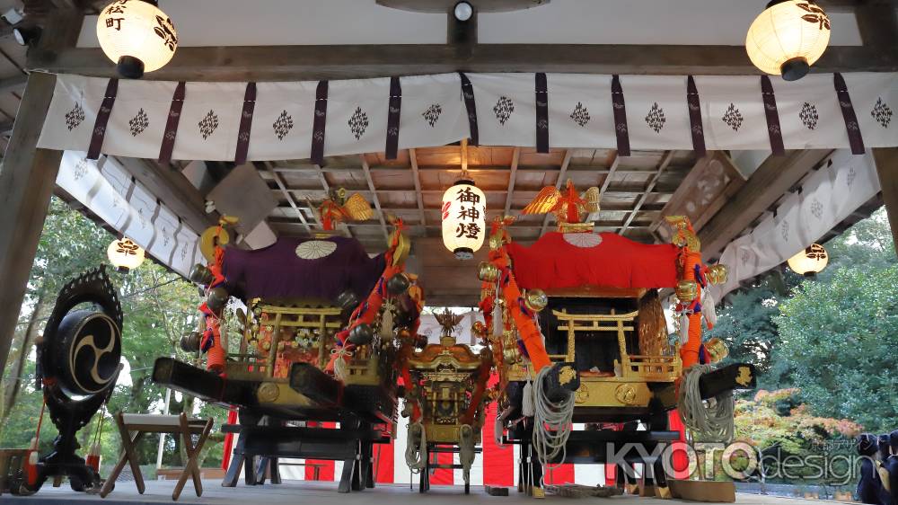 石座神社の拝殿に戻った神輿