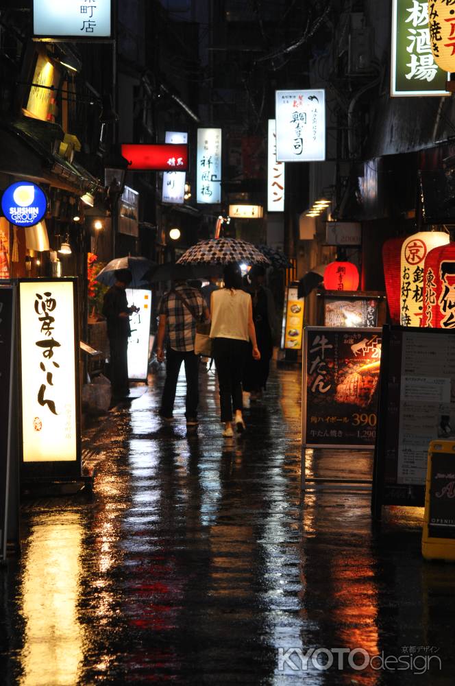 一筋目東入ルも雨模様