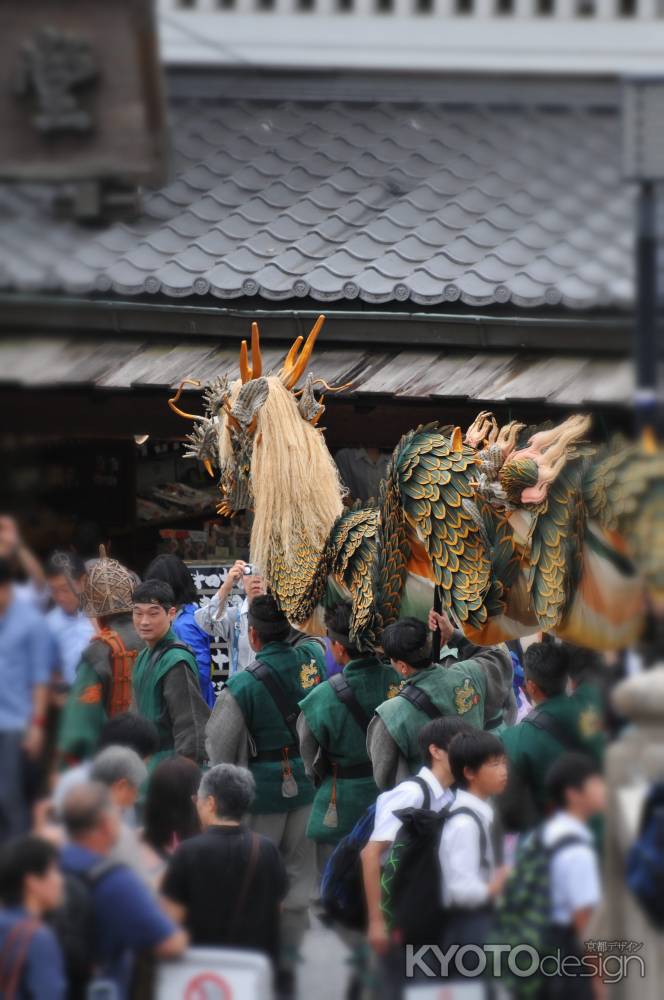 門前町を練り歩く