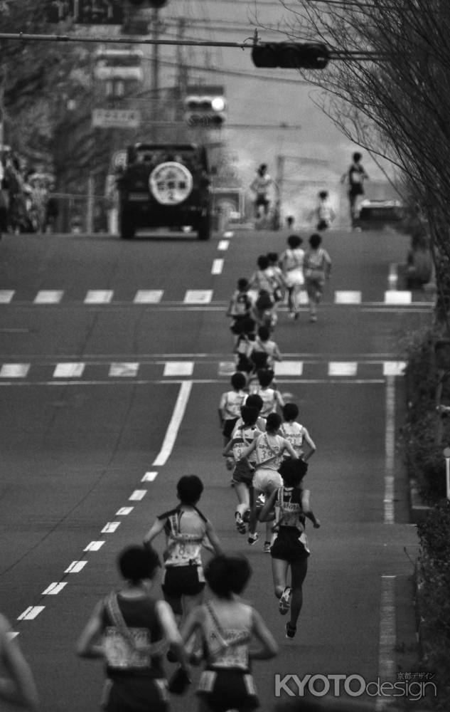 都大路を駆け抜ける