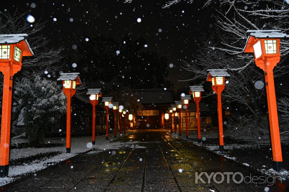 桜の燈籠に雪が舞う