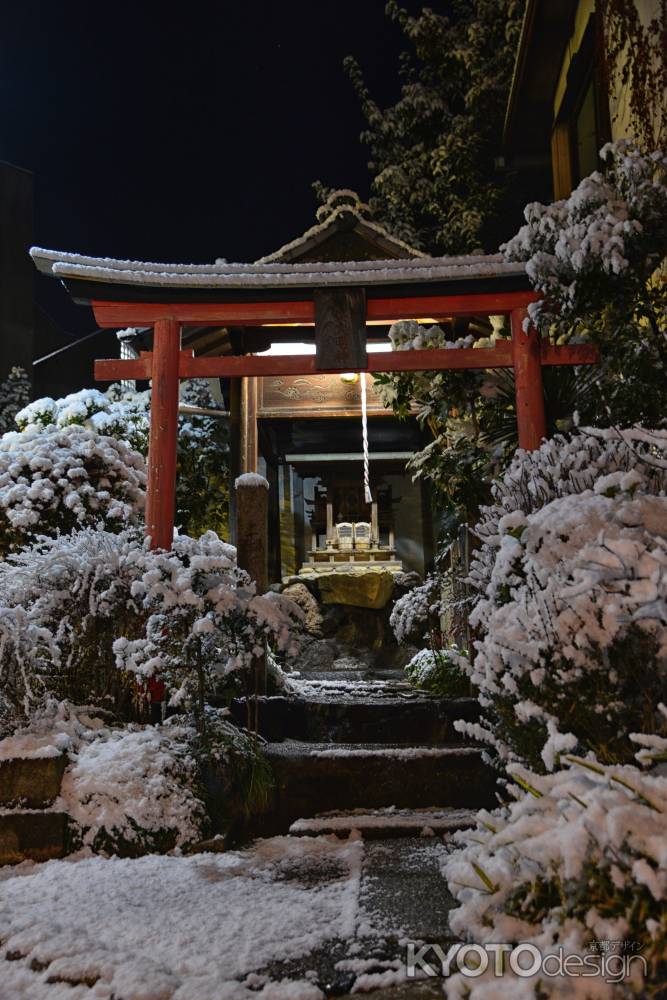 光盛大明神に雪が積もる