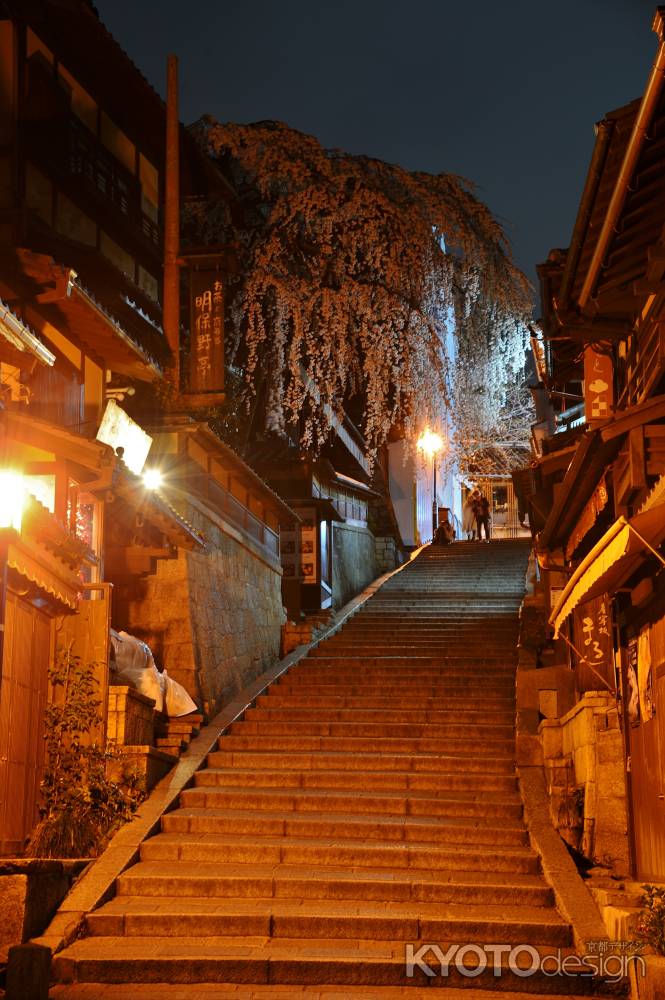 春の夜の産寧坂