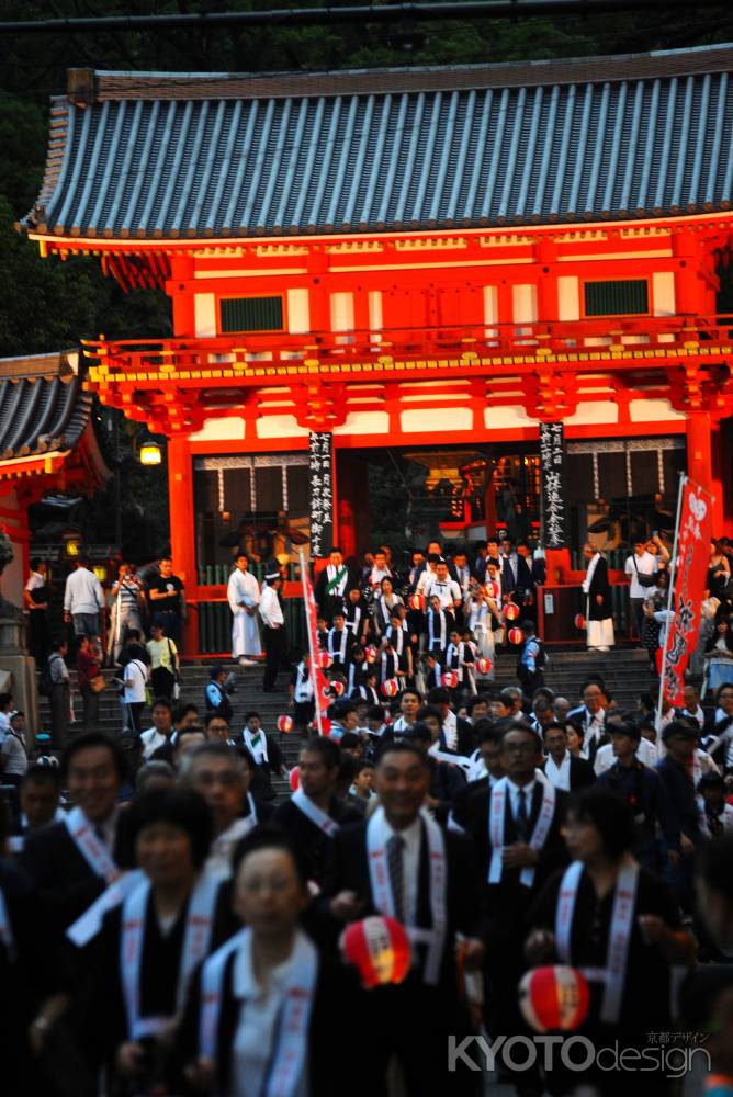 奉祝　令和元年　祇園祭1150年提灯行列　ぞくぞくと…