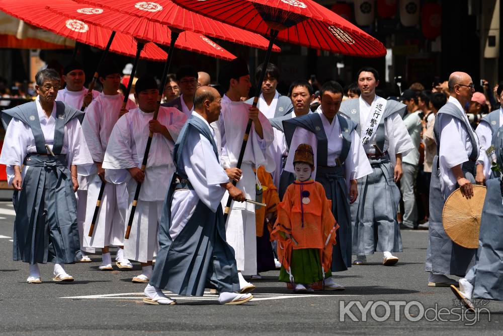 祇園祭2019　綾傘鉾　歩む稚児　額に汗し懸命に