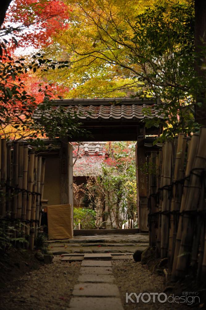 晩秋の山門