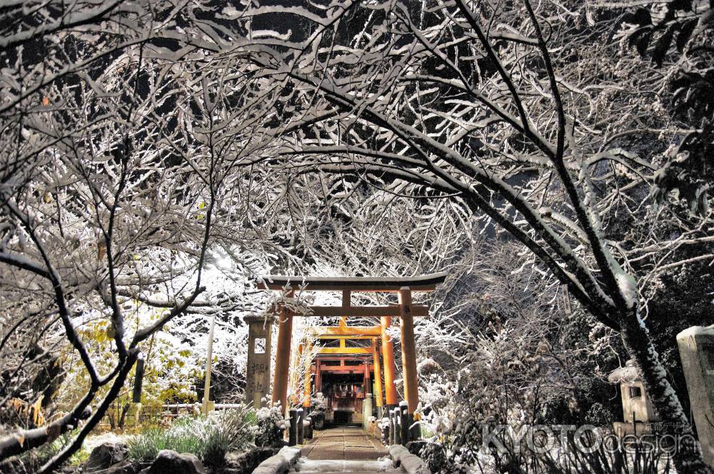 鳥居に雪のトンネル