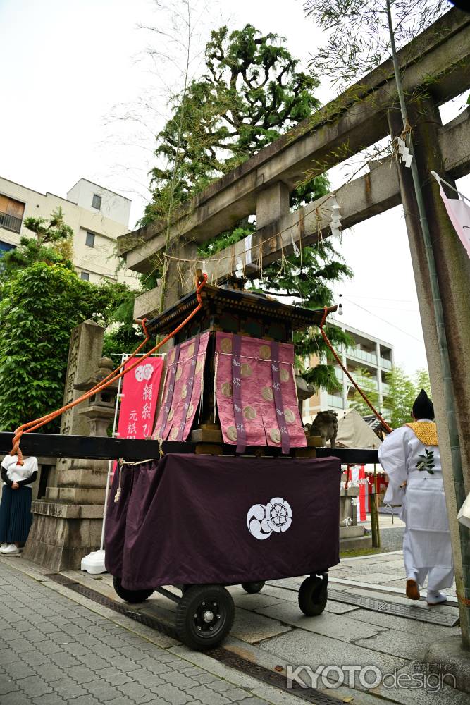 御鳳輦　社に戻ります！