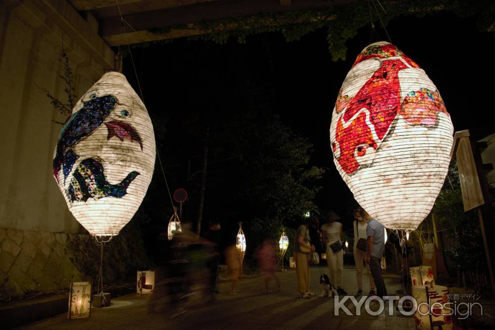 夜空を泳ぐ金魚