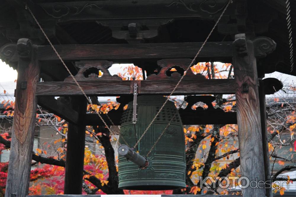 お寺の鐘が鳴る