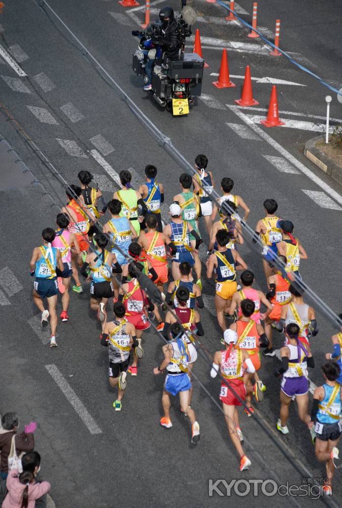 都大路を駆け抜ける