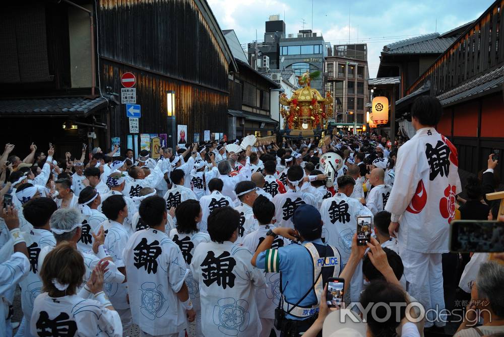 神幸祭　錦神輿会さん　差し上げ！