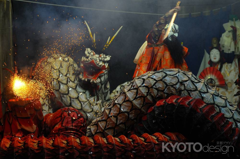 火を噴く　赤大蛇