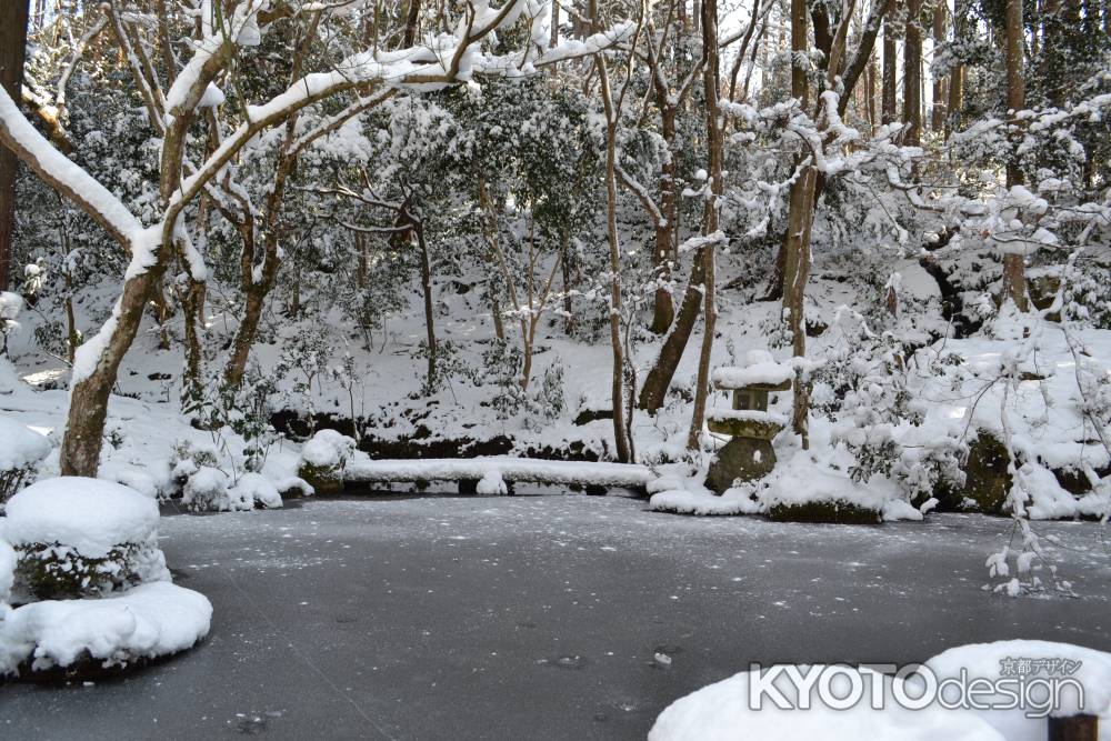 三千院　雪の庭園と池