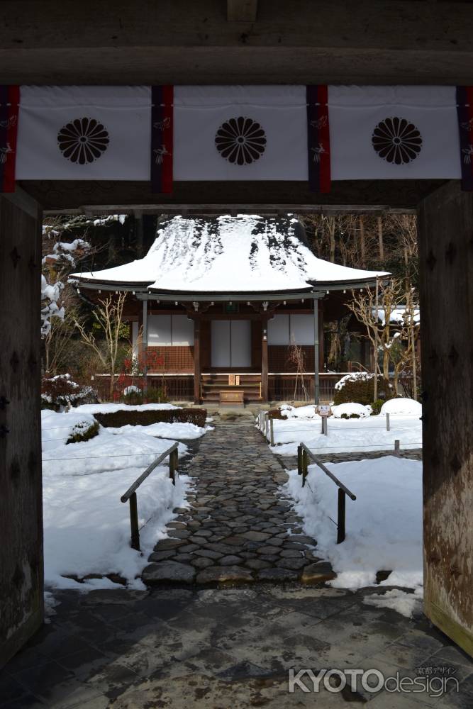 寂光院　山門越しに見る本堂